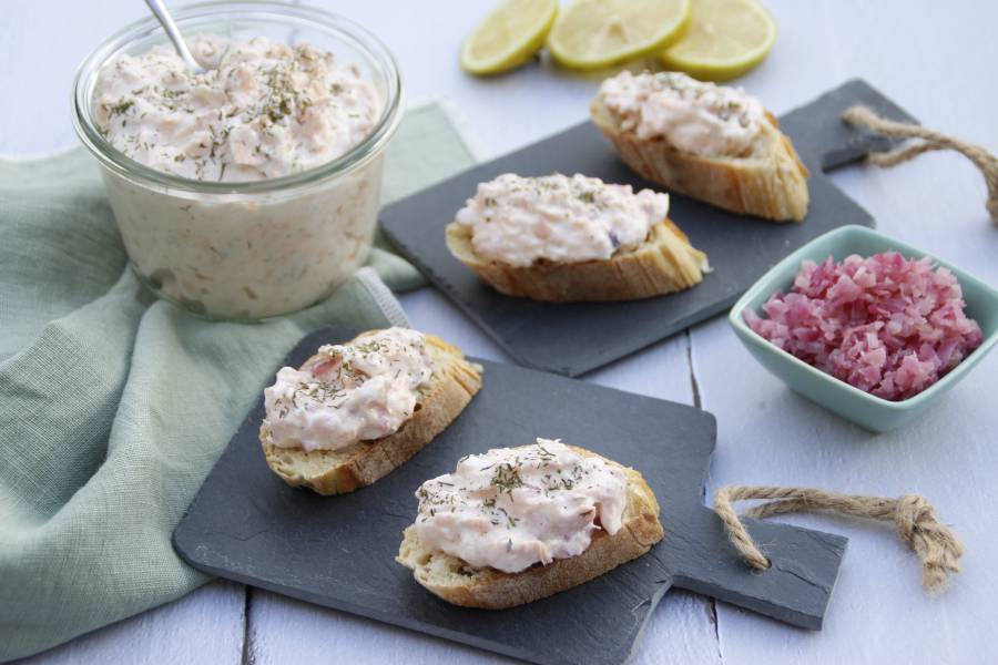 Pour tous les amateurs de saumon et de recettes originales, découvrez notre surprenante recette de crostinis au saumon au vin blanc La Villageoise en cuisine. Bonne dégustation.
