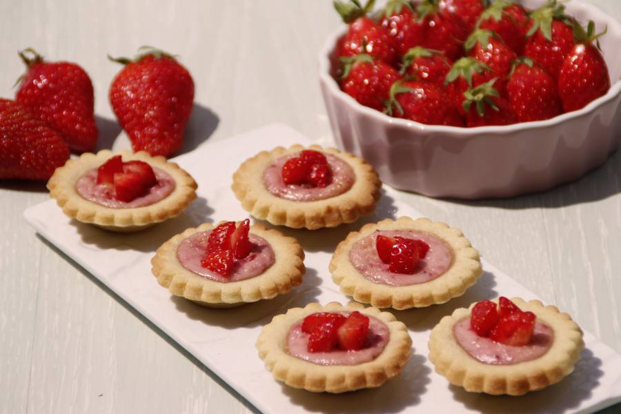 Pour tous les amateurs de fraises, découvrez notre surprenante recette de mini-tartelettes fraises au vin rouge La Villageoise en cuisine. Bonne dégustation.
