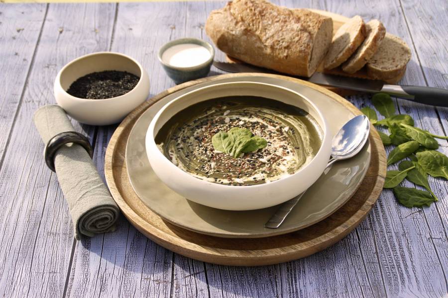 Découvrez notre surprenante soupe d'épinards aux graines au vin blanc La Villageoise en cuisine