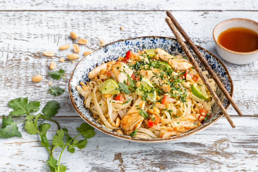 Pour tous les amateurs de Pad Thaï, découvrez notre surprenante recette de pad thaï au poulet, sauce tamarin et vin blanc La Villageoise en cuisine. Bonne dégustation.