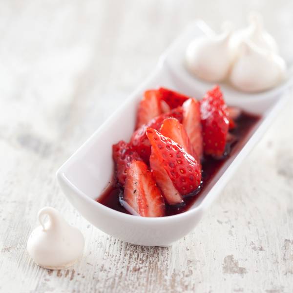 Découvrez notre surprenante recette de fraises au vin rouge La Villageoise en cuisine, au poivre et mini-meringue. Bonne dégustation.