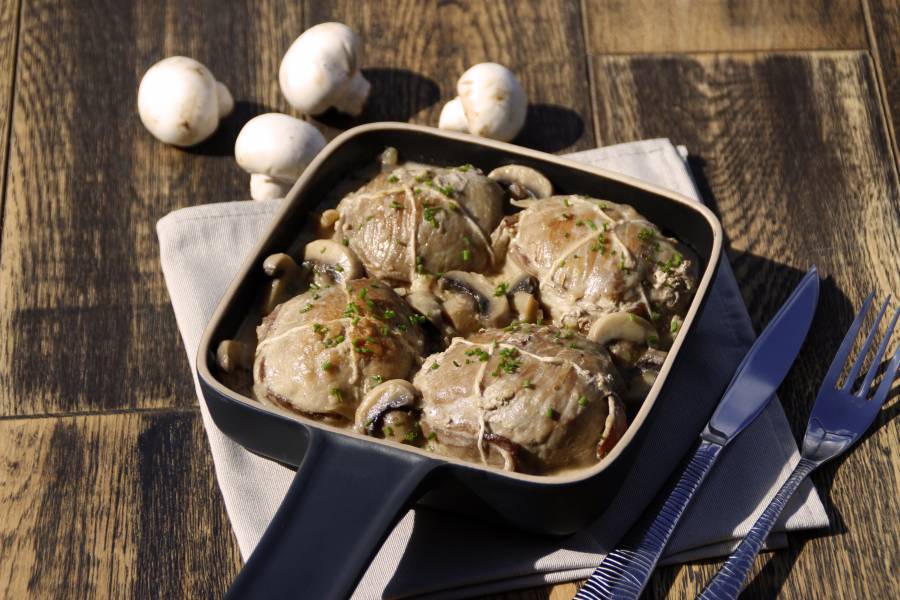 Pour tous les amateurs de paupiettes, découvrez notre surprenante recette de paupiettes de porc aux champignons au vin blanc La Villageoise en cuisine. Bonne dégustation.