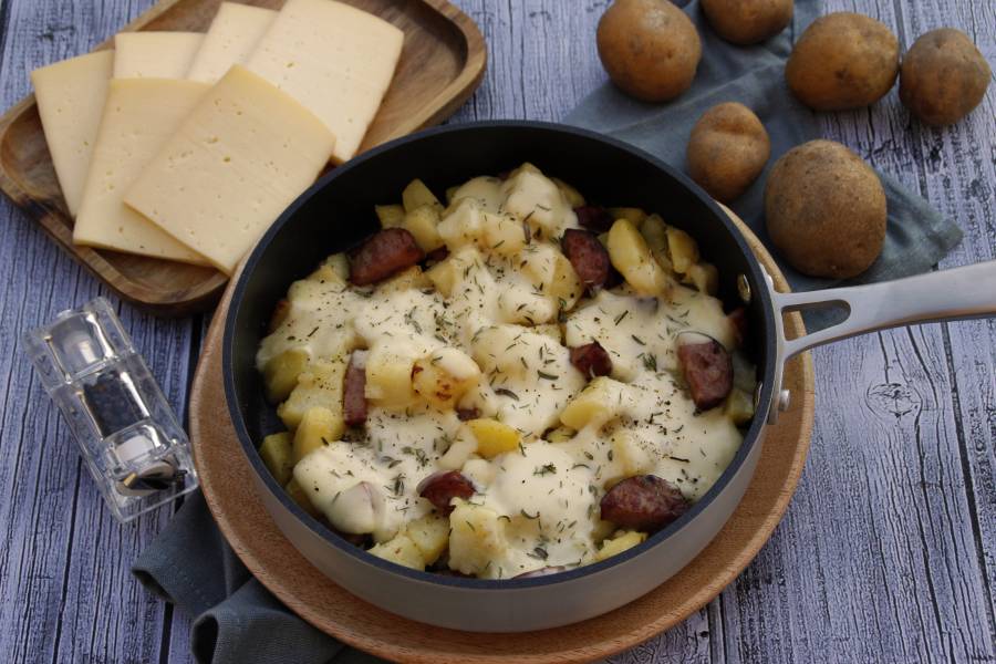 Découvrez notre recette de raclette à la poêle au vin blanc La Villageoise en cuisine