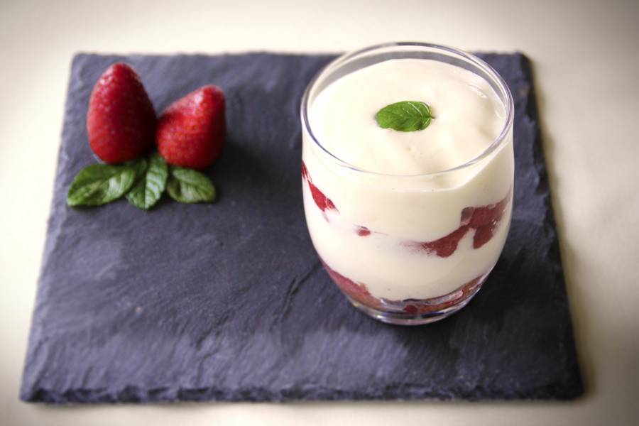 Découvrez nos surprenantes fraises Tiramisu au vin rouge La Villageoise en cuisine