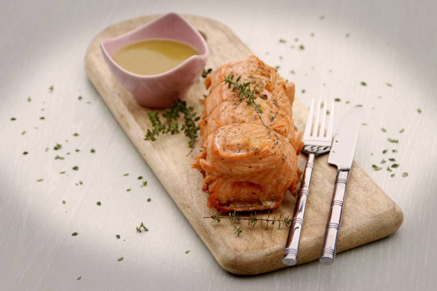 Découvrez notre surprenant rôti de saumon et St Jacques au vin blanc La Villageoise en cuisine