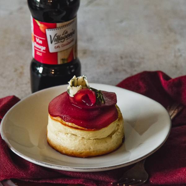 Pour tous les amateurs de roquefort et de recettes originales, découvrez notre surprenante recette de cheesecake au roquefort, pain d'épice et poires pochées au vin rouge La Villageoise en cuisine. Bonne dégustation.