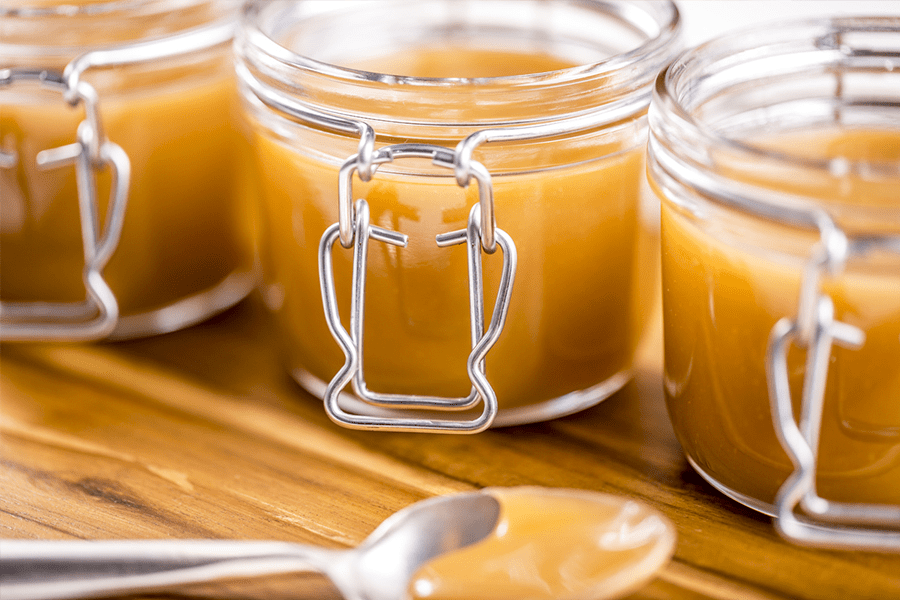 Découvrez notre recette de caramel moutarde au vin blanc, une recette signée La Villageoise en cuisine