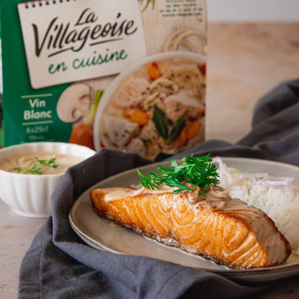 Pour tous les amateurs de saumon, découvrez notre surprenante recette de saumon sauce légère au vin blanc La Villageoise en cuisine. Bonne dégustation.