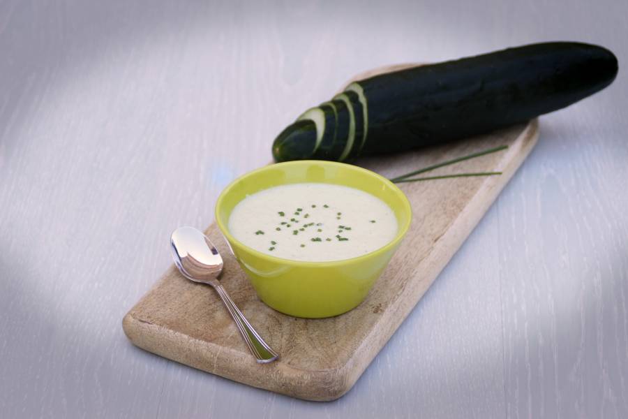 Découvrez notre surprenante recette de soupe froide de concombre au vin blanc La Villageoise en cuisine