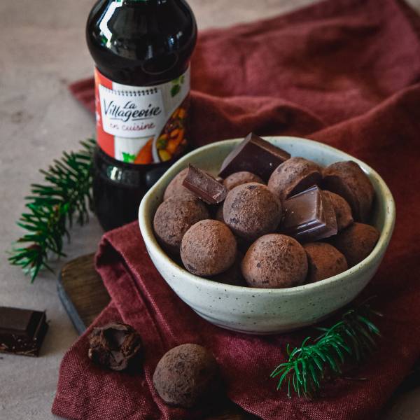 Pour tous les amateurs de choocolat, découvrez notre surprenante recette de truffes au chocolat au vin rouge La Villageoise en cuisine. Bonne dégustation