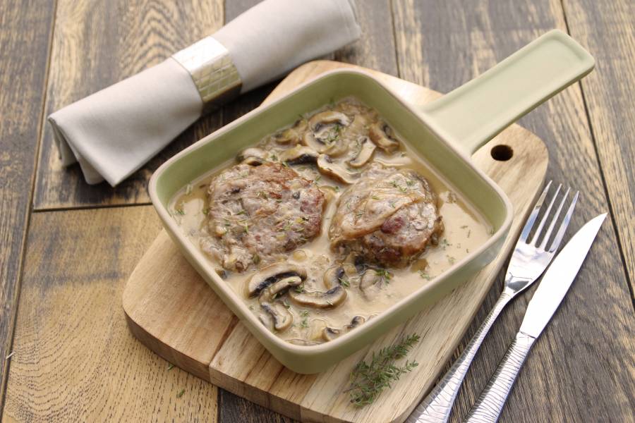 Pour tous les amateurs de crépinettes, découvrez notre surprenante recette de crépinettes aux champignons et vin blanc La Villageoise en cuisine. Bonne dégustation.