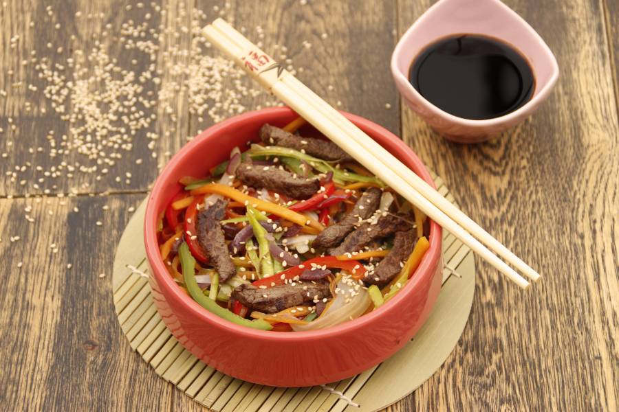 Pour tous les amateurs de boeuf, découvrez notre surprenante recette de wok de boeuf aux petits légumes au vin rouge La Villageoise en cuisine. Bonne dégustation.