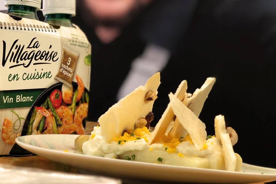 Pour tous les amateurs d'asperges, découvrez notre surprenante recette d'asperges blanches infusées à l'estragon, crème mimosa au vin blanc La Villageoise en cuisine et noisettes grillées. Bonne dégustation.