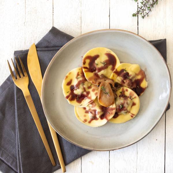 Pour tous les amateurs de recettes gourmandes et originales, découvrez notre surprenante recette cuisine de ravioles de foie gras et champignons au vin rouge La Villageoise en cuisine.