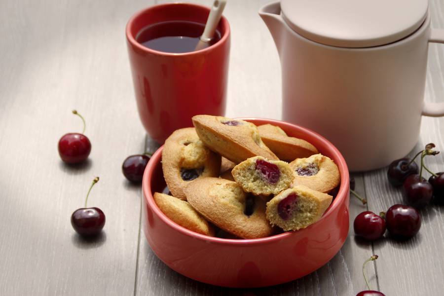 Pour tous les amoureux de goûters gourmands, découvrez notre délicieuse recette de madeleines aux cerises parfumées au vin rouge La Villageoise en cuisine. Bonne dégustation.