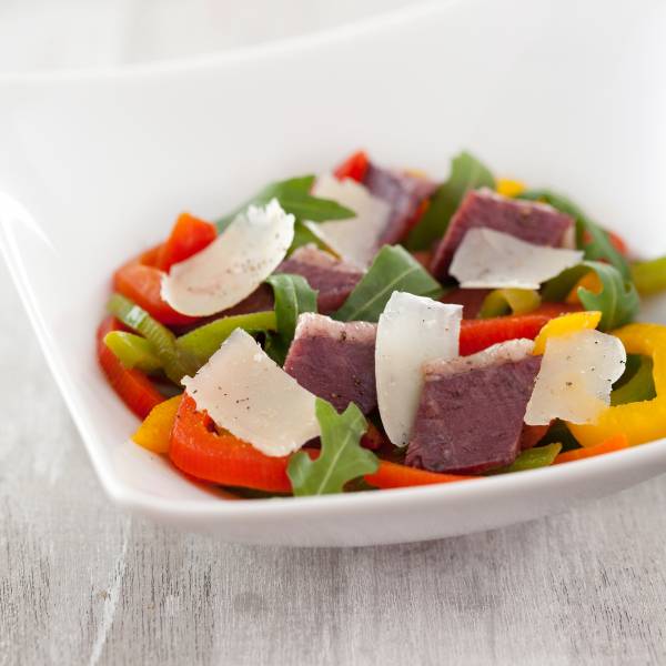 Découvrez notre surprenante salade de canard aux poivrons au vin rouge La Villageoise en cuisine