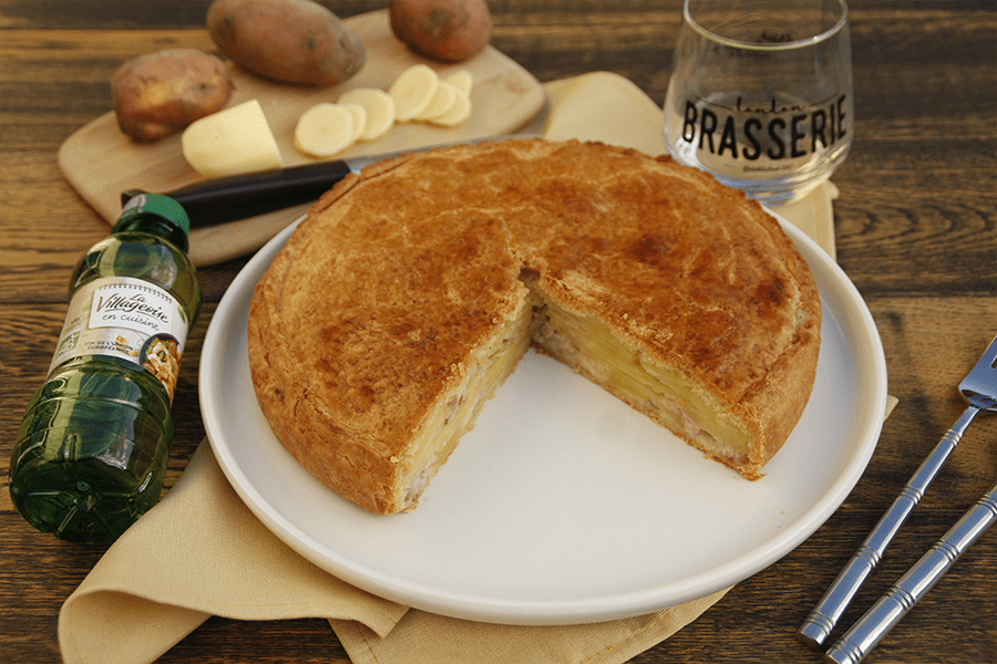 Découvrez notre recette de tourte au pommes de terre et lardons, une recette signée La Villageoise en cuisine