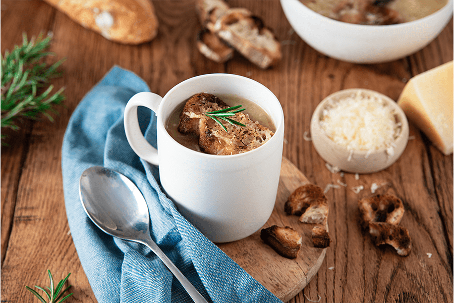 Pour tous les amateurs d'oignons et de recettes originales, découvrez notre surprenante recette de soupe à l'oignon au vin blanc La Villageoise en cuisine. Bonne dégustation.
