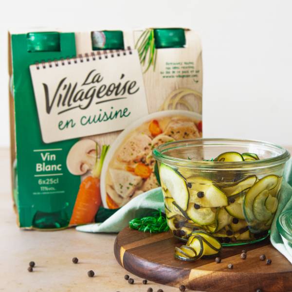 Pour tous les amateurs de courgettes et de recettes originales, découvrez notre surprenante recette de pickles de courgettes au vin blanc La Villageoise en cuisine. Bonne dégustation.