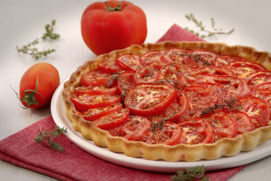 Découvrez notre surprenante recette de tarte à la tomate au vin blanc La Villageoise en cuisine