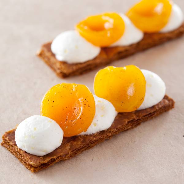 Découvrez notre surprenante recette de tarte feuilletée aux abricots au vin blanc La Villageoise en cuisine