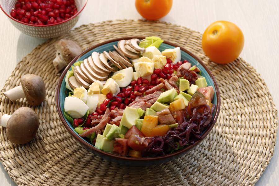 Pour tous les amateurs de salade, découvrez notre surprenante recette de salade cobb au vin rouge La Villageoise en cuisine. Bonne dégustation.