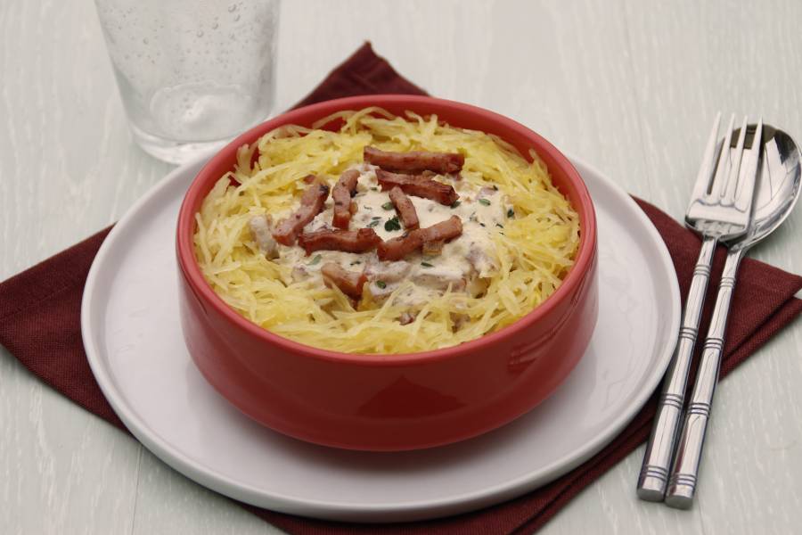 Pour tous les amateurs de courges, découvrez notre surprenante recette de courge spaghetti façon carbonara au vin blanc La Villageoise en cuisine. Bonne dégustation.