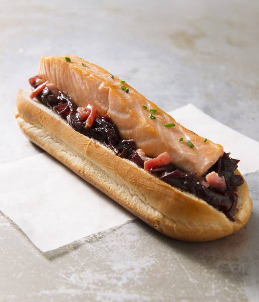 Découvrez notre surprenant hot dog de saumon au vin rouge La Villageoise en cuisine