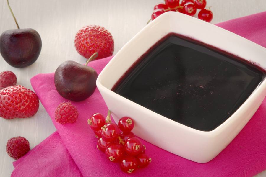 Découvrez notre surprenante sauce de fruits rouges au vin rouge La Villageoise en cuisine