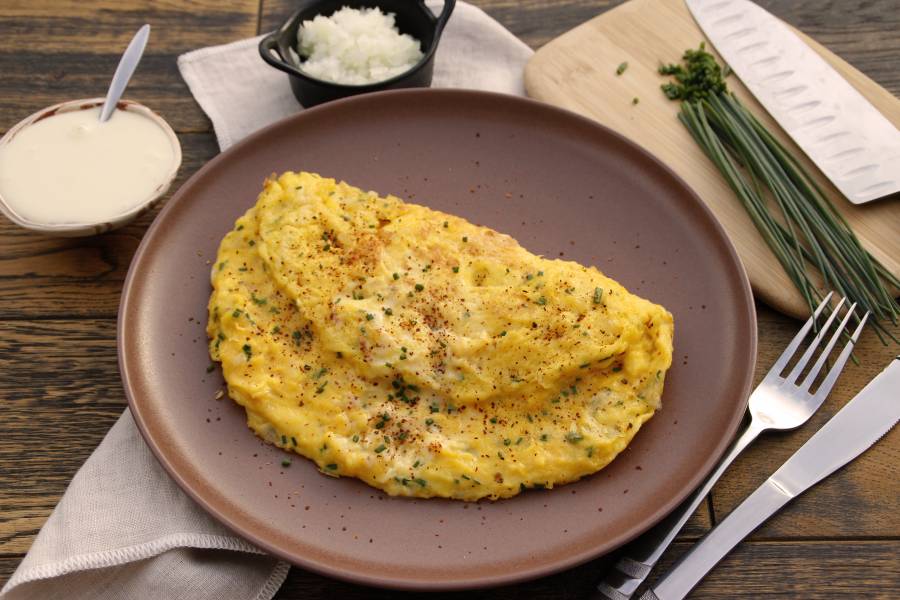Découvrez notre recette d'omelette à la cancoillotte et au vin blanc La Villageoise en cuisine