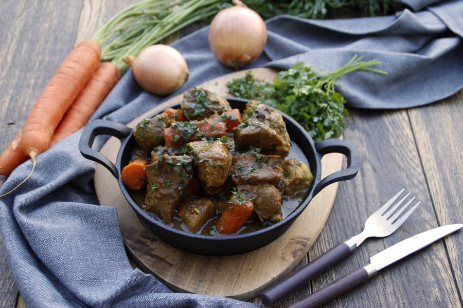 Pour tous les amateurs de veau, découvrez notre surprenante recette de mijoté de veau aux carottes, épices au vin rouge La Villageoise en cuisine. Bonne dégustation.